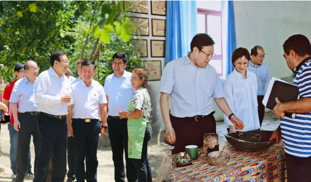 广发银行调研组在调研期间走访贫困村民、参观村史馆