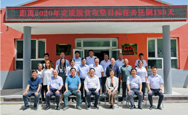 广发银行调研组在阿克苏新和县阿克亚村村委会与县领导、驻村工作队、村干部等合影