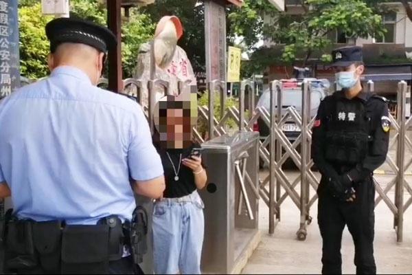 西双版纳州公安民警为高考考生办实事