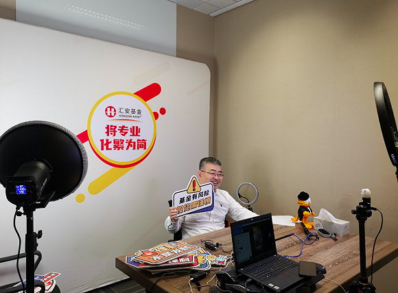 魏嵬在直播间幽默地讲解