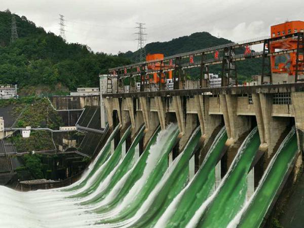 浙江新安江水库建成后首次9孔全开泄洪，半小时流量与西湖水相当