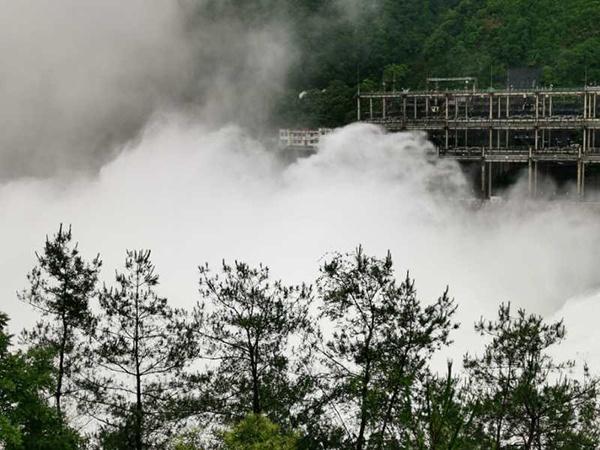 新安江水库建成后首次9孔全开泄洪，半小时流量与西湖水相当