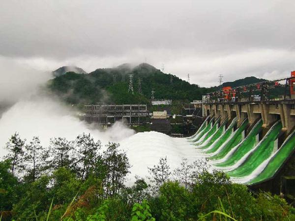 新安江水库建成后首次9孔全开泄洪，半小时流量与西湖水相当