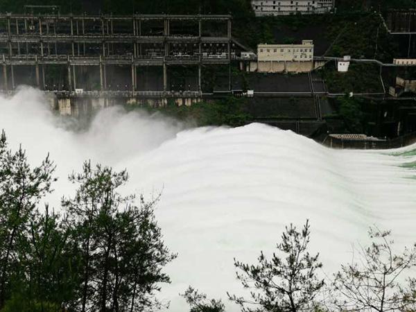 新安江水库建成后首次9孔全开泄洪，半小时流量与西湖水相当