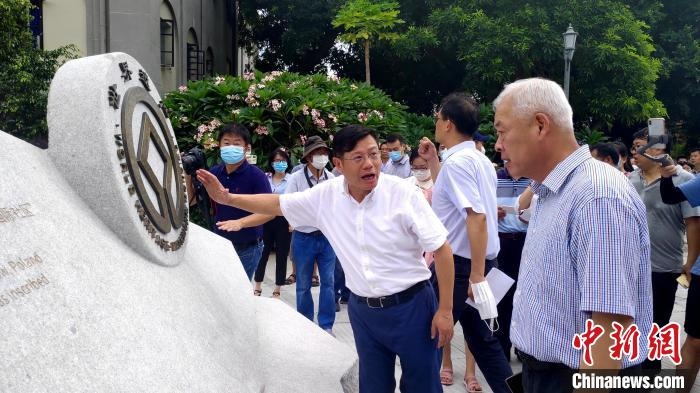 捐赠方、上市公司万里石董事长胡精沛(中)向厦门市人大常委会副主任叶重耕介绍相关建设情况。　杨伏山 摄