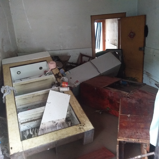 　　冰箱、木柜因山洪受损。受访者供图