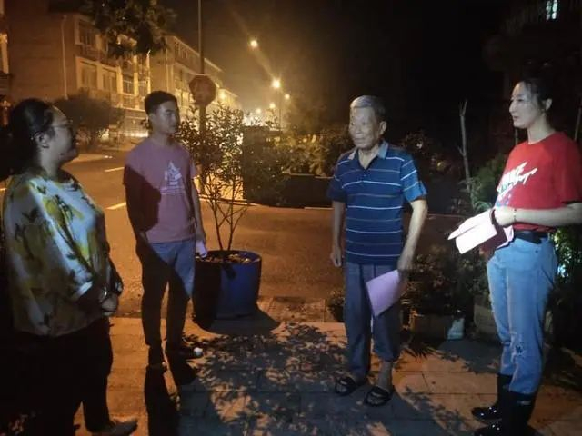 横村镇独山社区工作人员上门摸排，劝说村民撤离。