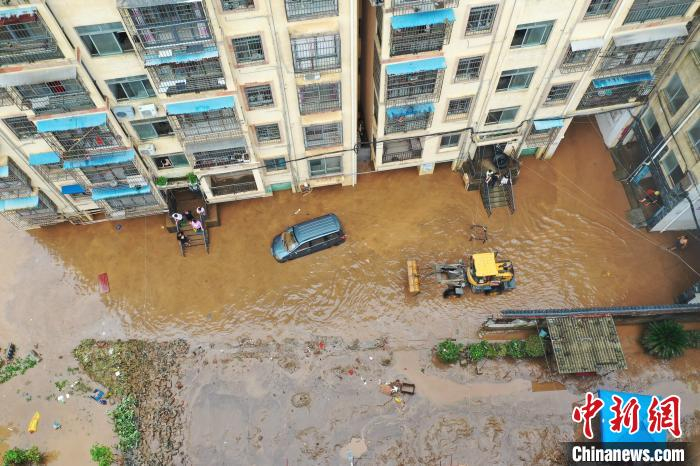 图为航拍下的江西南昌湾里招贤镇湾里村居民楼受淹画面。　刘占昆 摄