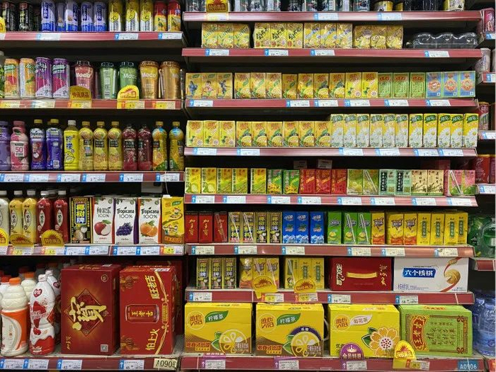 广州番禺某超市饮料货架上，凉茶品类很少。图片来源：时代财经 摄