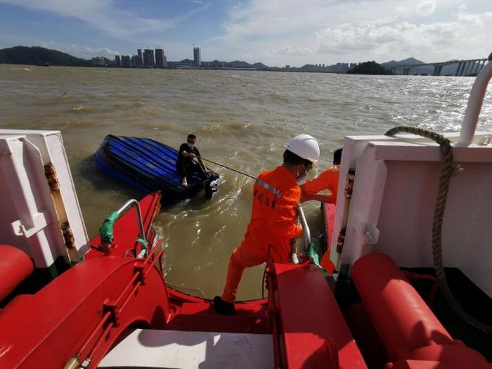 广州海事部门快速反应在珠江口救起3名落水者