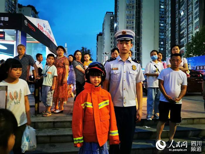 四川巴中高颜值消防员亮相街头开展摆地摊“送安全”活动 引发千人围观