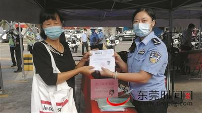 ▲昨天，虎门中学考场，民警现场为陈女士补办身份证明 记者 雷元全 摄