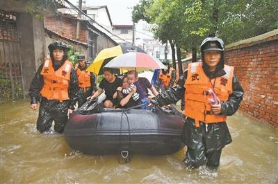 武警官兵和民兵投入抢险救灾