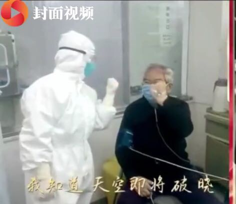 在抗疫公益歌曲MV《白衣长城》里，苏逵发医生（右）的影像。（视频截图