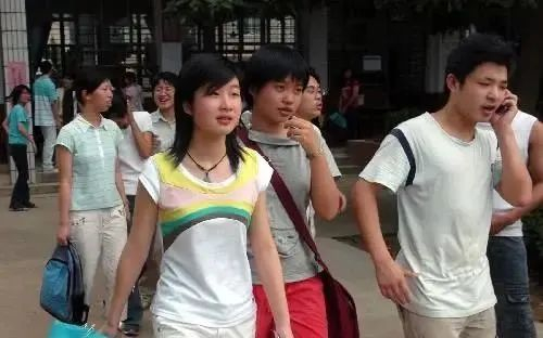 △图为福建建瓯考生高考完走出考场