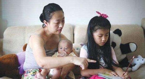 为何中国妈妈带娃总是累成狗？一组中外宝妈带娃对比图揭示了真相