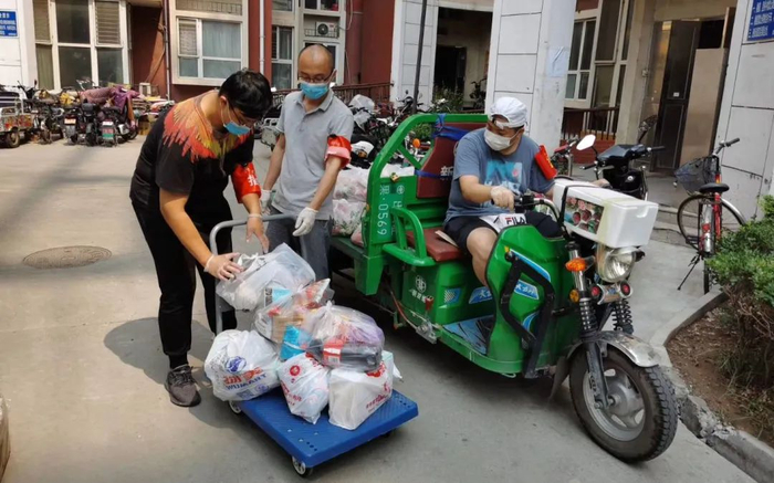 ▲隔离期间，社区志愿者挨家挨户送去生活必需品。受访者供图
