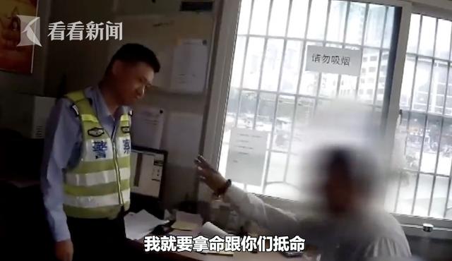 "骑摩托也要驾驶证?"大爷不满处罚 火烧交警岗亭