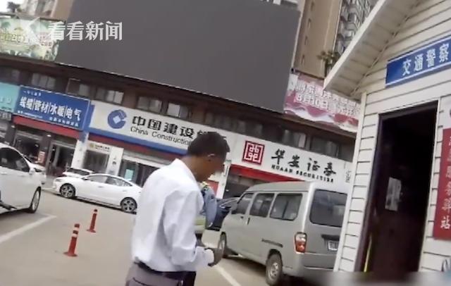 “骑摩托车也要驾驶证”？大爷不满处罚 火烧交警岗亭