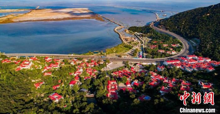 从山上俯瞰黄窝村。黄窝村供图