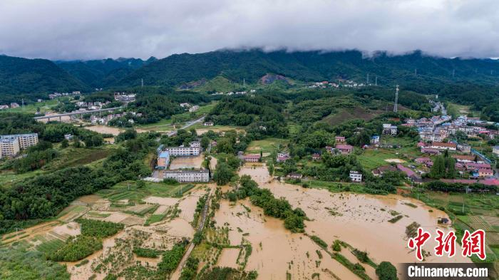 江西省武宁县遭受特大暴雨袭击，全县各乡镇山洪暴发，交通、水利等设施和农作物受到严重损害。　蒋德先 摄