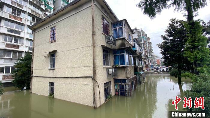新安江沿江小区进水。　钱晨菲 摄