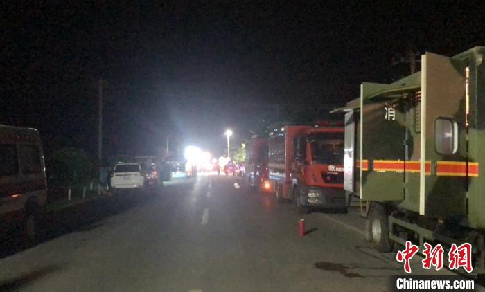 大批救援车辆抵达现场。　刘忠俊 摄