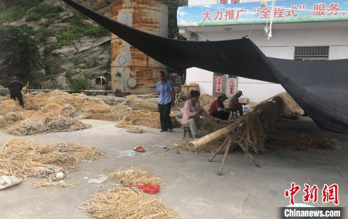 正在整理紫菜养殖用具网联的村民。　于从文 摄