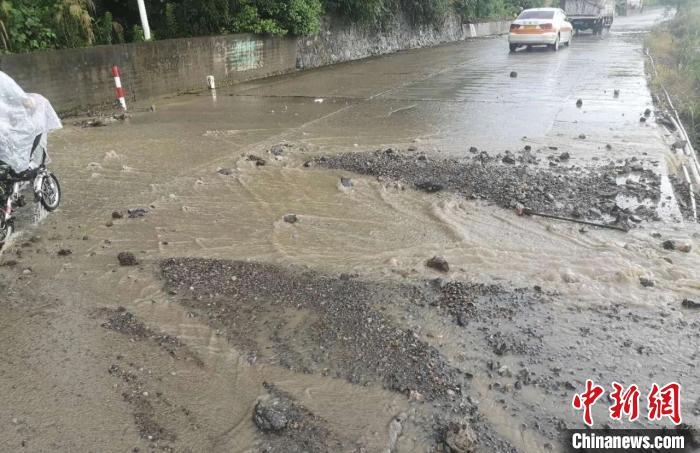 浙江宁波发生多点位泥石流 公路部门紧急抢险