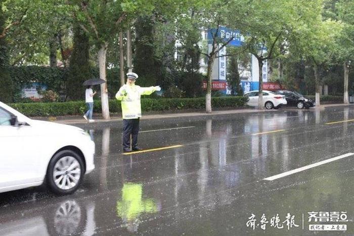 肥城交警：冒雨执勤护航高考