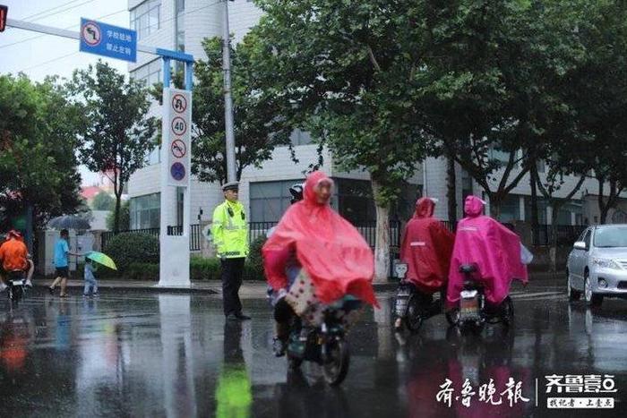 肥城交警：冒雨执勤护航高考