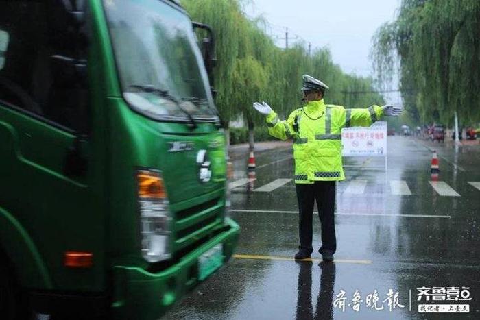 肥城交警：冒雨执勤护航高考