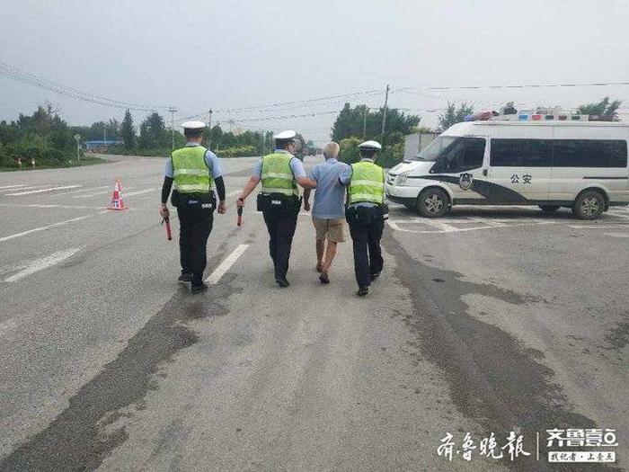 68岁老汉无牌无证又酒驾，执法交警都为其“捏把汗”