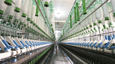  华晟集团纺织女工正在车间工作。