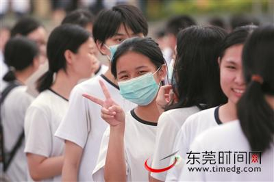 ▲考试结束后，东华高级中学考场的考生表情轻松走出考场 图片均由记者 陈帆 陈栋 摄