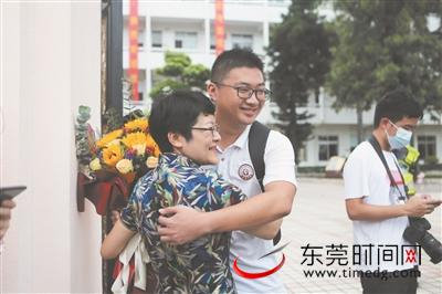 ▲考试结束后，给妈妈一个大大的拥抱