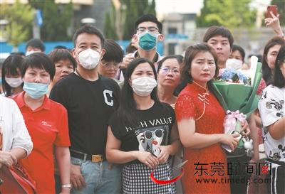 ▲家长们在考场外翘首期盼