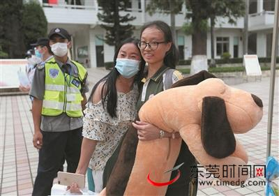 ▲妈妈带来了心爱的大布偶