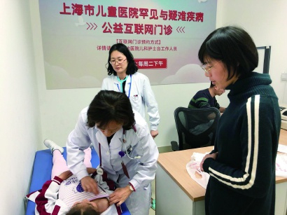 图说：上海儿童医院专家在为孩子做检查 采访对象供图/下同