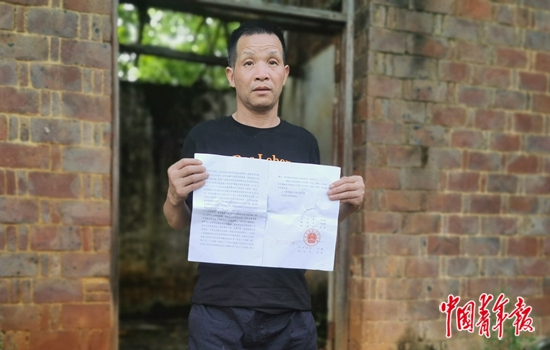 张玉环手持无罪判决书。中青报·中青网记者&nbsp;&nbsp;陈卓琼/摄