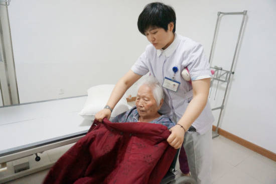 李楠楠代表照顾老人