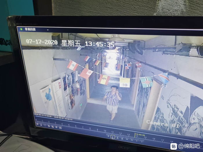 7月17日，男子出现在旅社的监控视频中。