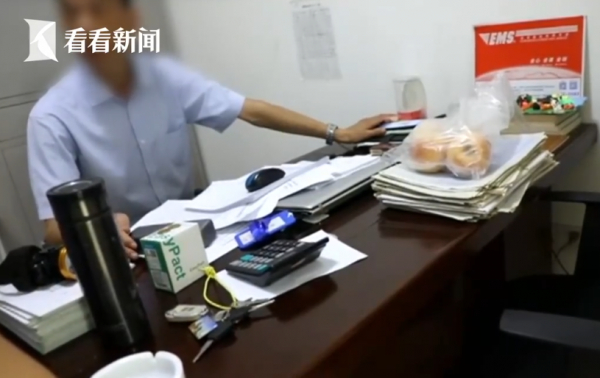 （小区物业负责人称要向涂先生索赔 来源：江西公共频道）