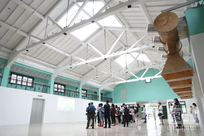 图为旧厂房里消毒柜的蒸汽设施改成了空调出风口 中新社 张亨伟 摄