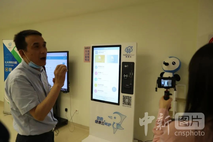 图为科技感十足的活动中心内饰 中新社 张亨伟 摄