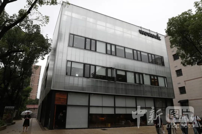 图为网络主播李佳琦办公室所在楼房，过去是上生所的食堂 中新社 张亨伟 摄