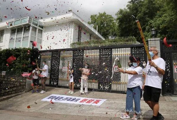 ▲香港市民开香槟庆祝黎智英被捕（香港《文汇报》网站）