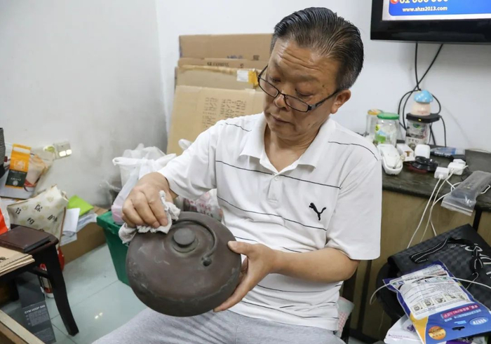 ▲ 王其康在擦拭汤婆子这是他母亲的陪嫁