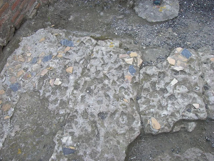 庞贝古城的“马赛克”地板。图片来源：谷歌