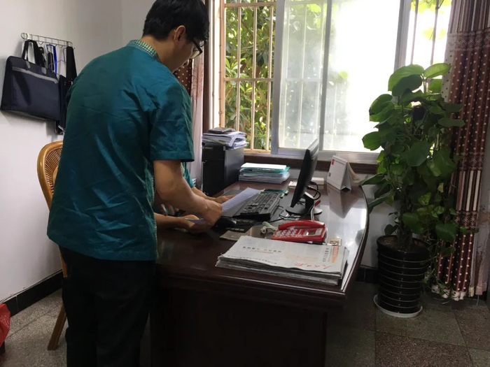 已有公职人员穿起民族服饰上班 景洪市人民政府新闻办供图